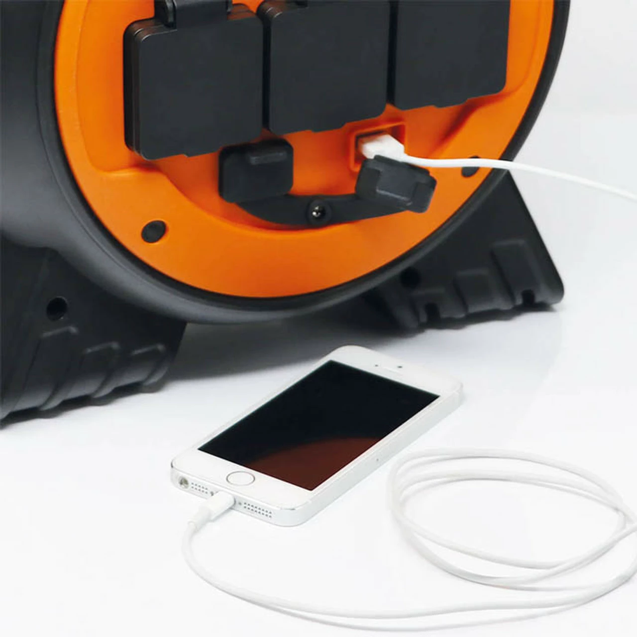 Maypole 15m Roller Mains Unit Camping Hook Up With LED Light 3 Maypole 15m Roller Mains Unit Camping Hook Up With LED Light - Image 3