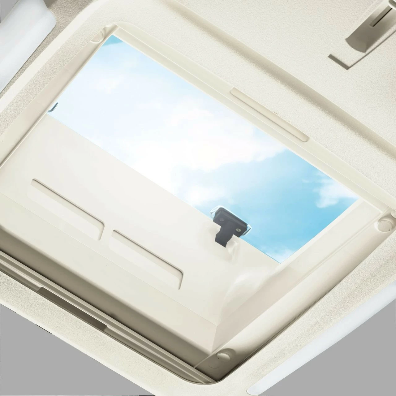 Dometic Freshlight 2200 Caravan Motorhome Air Conditioner 2 Dometic Freshlight 2200 Caravan Motorhome Air Conditioner - Image 2